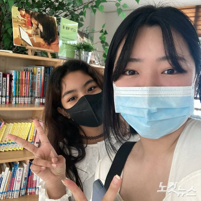 이유미 학생(왼쪽)과 노서현 리포터.