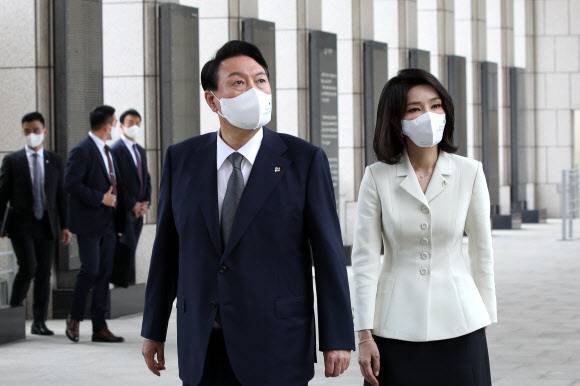 윤석열 대통령(왼쪽)과 부인 김건희 여사가 지난 17일 서울 용산구 전쟁기념관에서 지난해 10월 백마고지에서 유해로 발굴된 고 조응성 하사의 명비에서 묵념을 마친 후 국가유공자 및 보훈 가족 초청 오찬장으로 향하고 있다. 대통령실 사진기자단