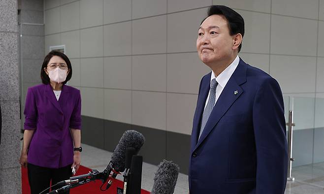 윤석열 대통령이 지난 24일 서울 용산 대통령실 청사로 출근하며 취재진의 질문을 듣고 있다. 연합뉴스