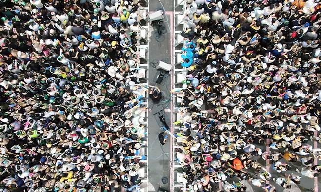 지난 26일 서울 잠실종합운동장 특설무대에서 열린 '워터밤 서울 2022'에서 관람객들이 축제를 즐기고 있다. 뉴스1