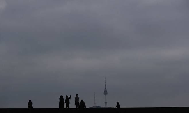 장마전선이 북상해 중부지방에 장맛비가 예고된 26일 서울 용산구 국립중앙박물관에서 바라본 하늘이 잔뜩 흐려 있다. 뉴시스