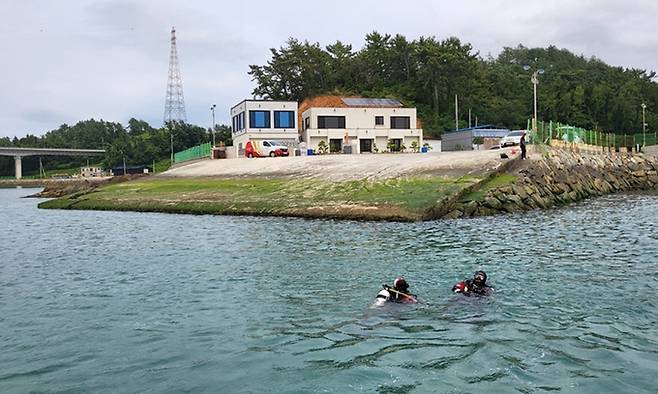 전남 완도군 신지면 송곡항 일대 해상에서 26일 해양경찰 대원들이 실종 초등학생 일가족 행방을 수색하고 있다. 완도해양경찰서 제공