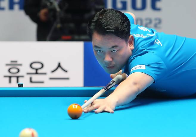 NH농협카드 그린포스 팀리더 조재호가 12일 경기 고양 빛마루방송지원센터에서 열린 PBA 팀리그 1라운드 웰뱅 피닉스와의 7차전 제2남자단식에서 매서운 눈빛으로 적구를 조준하고 있다. [PBA 제공]