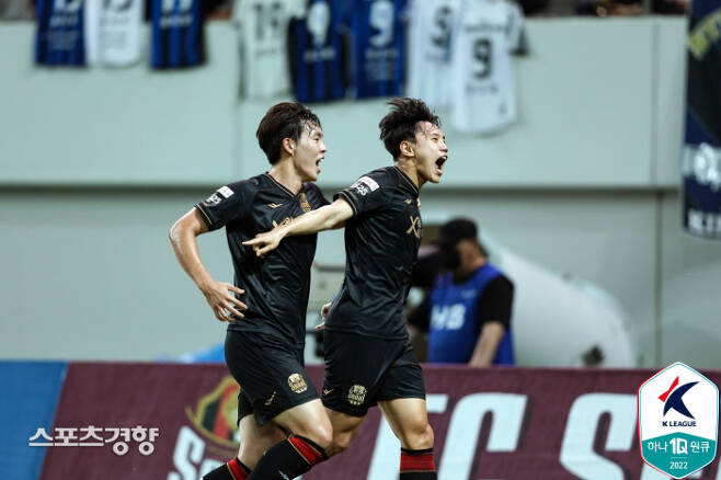 FC서울 조영욱(오른쪽)이 지난 25일 서울월드컵경기장에서 열린 인천 유나이티드와의 경기에서 선제골을 넣은 후 세리머니를 하고 있다. 프로축구연맹 제공