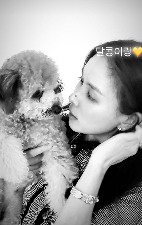 Actor Ko So-young shared a pictorial routine.Ko So-young posted an article and a photo on his instagram on the 26th, Dalkong and I.Ko So-young in the public photo is holding a puppy in his arms, not his dog. He looks at the puppy with his falling eyes.The puppy is also looking at Ko So-youngs face.Ko So-youngs beauty is also outstanding. Ko So-young boasts a feature that penetrates the screen even though it is black and white.Wearing unglamorous earrings and bracelets to complete simple styling, and also captivates the fashionista aspect.Meanwhile, Ko So-young is married to actor Jang Dong-gun and has one male and one female. She is actively communicating with fans through SNS.Photo = Ko So-young Instagram