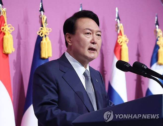 격려 인사말하는 윤석열 대통령 (서울=연합뉴스) 안정원 기자 = 윤석열 대통령이 6ㆍ25전쟁 72주년을 하루 앞둔 24일 서울 중구 신라호텔에서 열린 국군 및 유엔군 참전유공자 초청 오찬에서 격려의 인사말을 하고 있다.  2022.6.24 jeong@yna.co.kr