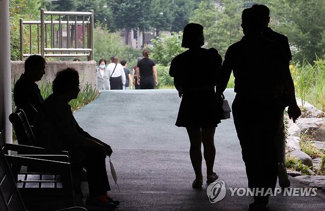 찜통더위에 하천 찾은 시민들 (서울=연합뉴스) 서대연 수습기자 = 26일 시민들이 서울 성북구 성북천 그늘 아래에서 휴식하고 있다. 
    이날 서울 한낮 기온은 29도까지 올랐고 높은 습도로 후덥지근한 날씨를 보였다. 2022.6.26 dwise@yna.co.kr