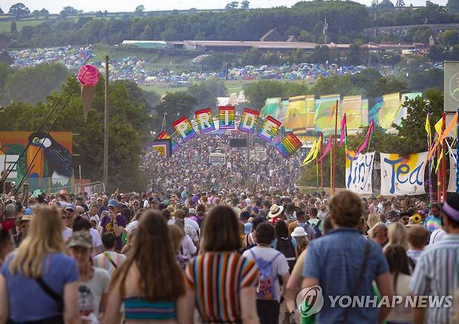 글래스턴베리 음악축제 즐기는 사람들 [EPA 연합뉴스 자료사진. 재판매 및 DB 금지]