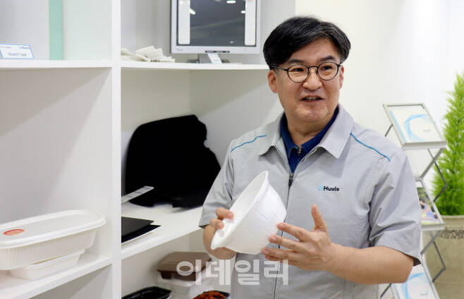 박성윤 휴비스 연구소장이 국내 최초로 개발한 발포 페트(PET)소재 ‘에코펫’(브랜드명)으로 만든 배달용 식품용기를 설명하고 있다.(사진=휴비스)