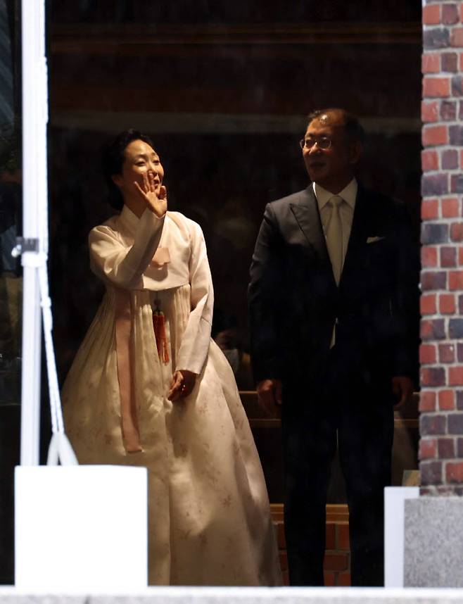 [이데일리 노진환 기자] 정의선 현대차그룹 회장과 부인 정지선씨가 27일 오후 서울 중구 정동교회에서 열린 딸 진희씨 결혼식에서 하객들에게 인사하고 있다.