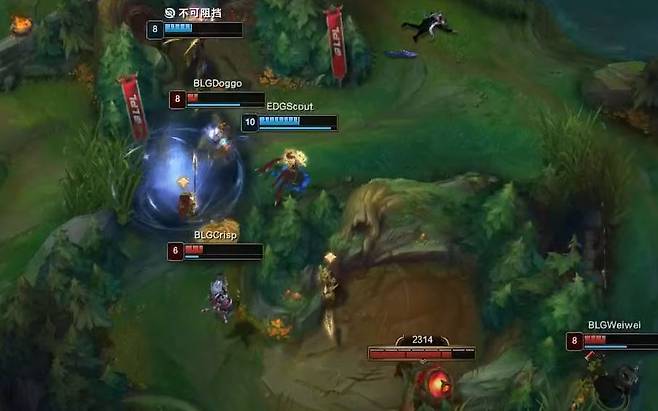 사진=LPL(영문) 공식 유튜브 채널, 돌진하는 도고와 돌아서는 크리스프-웨이웨이, BLG-EDG 1세트