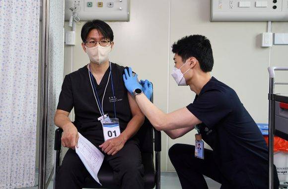 27일 서울 국립중앙의료원에서 김영환 서울권역외상센터장이 원숭이두창 감염 예방을 위한 백신 접종을 받고 있다. [사진=뉴스1]