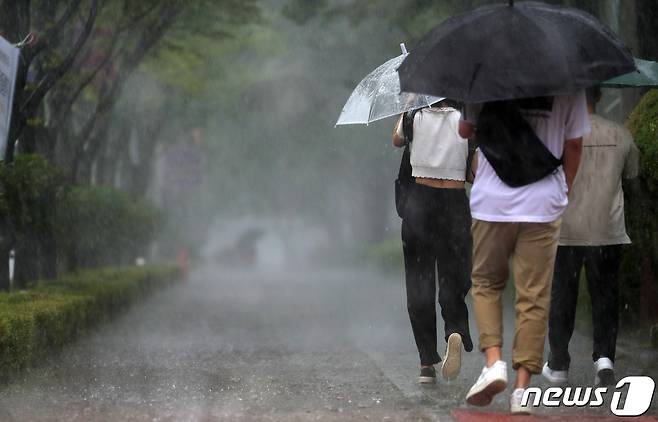 전북 전주시 전북대학교 신정문에서 우산을 쓴 시민들이 발걸음을 재촉하고 있다. /뉴스1 © News1 유경석 기자