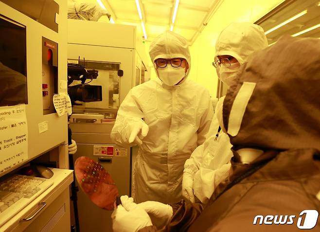 장상윤 교육부 차관이 20일 서울대 반도체공동연구소에서 주요 제조 공정과 반도체 실습 교육 현황 등을 살펴보고 있다. (교육부 제공) 2022.6.20/뉴스1