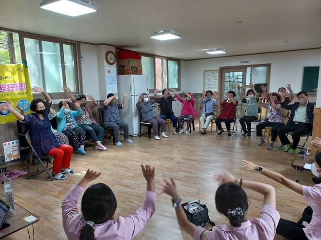 충남 논산시 전문인력팀이 관내 한 마을에서 주민들을 상대로 건강 관리를 하고 있다.(논산시 제공)© 뉴스1