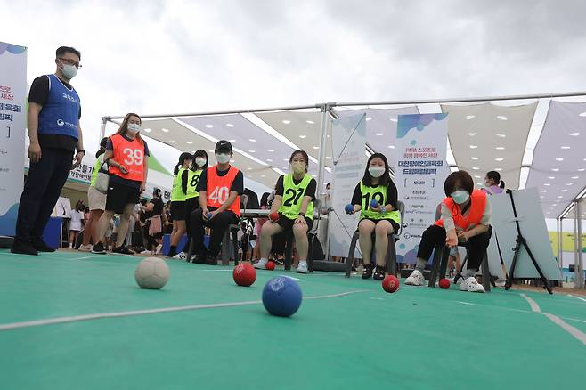 울산 태화강 국가정원 왕버들마당에서 열린 미리 뛰는 미니체전 행사에서 참가자들이 보치아 종목을 체험하고 있다(대한장애인체육회 제공)© 뉴스1