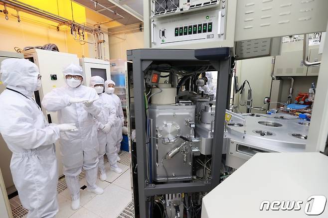 장상윤 교육부 차관이 지난 20일 서울대 반도체공동연구소에서 주요 제조 공정과 반도체 실습 교육 현황 등을 살펴보고 있다. (교육부 제공) /뉴스1