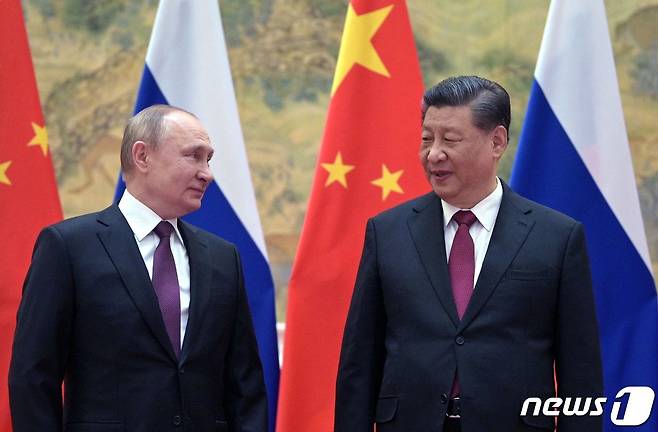블라디미르 푸틴 러시아 대통령(왼쪽)과 시진핑 중국 국가주석이 2022 베이징 동계올림픽 개막식이 열리는 4일 중국 베이징에서 정삼회담에 앞서 사진 촬영을 준비하고 있다. © AFP=뉴스1