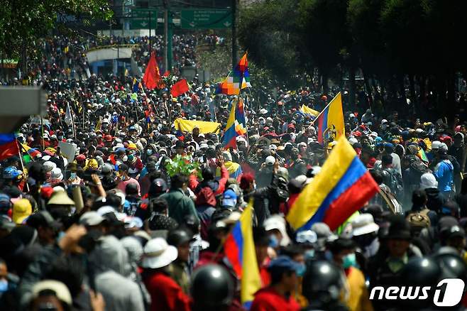 22일(현지시간) 에콰도르 키토에서 기름값 인상에 항의하는 원주민 시위대가 거리를 메우고 있다. © AFP=뉴스1 © News1 우동명 기자