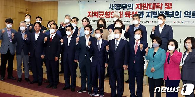 이준석 국민의힘 대표와 권성동 원내대표, 조경태 의원 등 참석자들이 27일 오전 서울 여의도 국회에서 열린 ‘새정부 지방대학 및 지역균형 인재육성과 지방 정부의 역할’ 정책 토론회에서 기념촬영을 하고 있다. (공동취재) 2022.6.27/뉴스1 © News1 이재명 기자