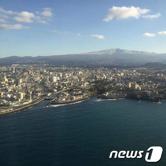 27일 국토교통부와 한국국토정보공사가 발표한 '2021년 도시계획현황' 통계에 따르면 제주도민 10명 중 9명은 도시지역에 거주하는 것으로 나타났다. 사진은 제주시내 전경. © News1