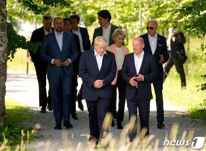 조 바이든 미국 대통령과 보리스 존슨 영국 총리, 기시다 후미오 일본 총리, 마리오 드라기 이탈리아 총리, 쥐스탱 트뤼도 캐나다 총리, 에마뉘엘 마크롱 프랑스 대통령, 올라프 숄츠 독일 총리, 우르줄라 폰데어라이엔 EU 집행위원장, 샤를 미셸 EU 상임의장이 26일(현지시간) 독일 바이에른 알프스 엘마우성에서 열린 G7 정상회의 중 단체 사진을 찍으러 가고 있다. © AFP=뉴스1 © News1 우동명 기자