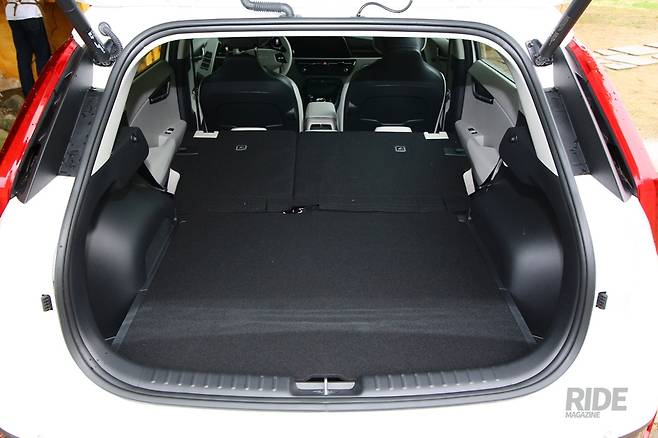 차박용으로도 쓸만한 넓은 공간을 제공한다