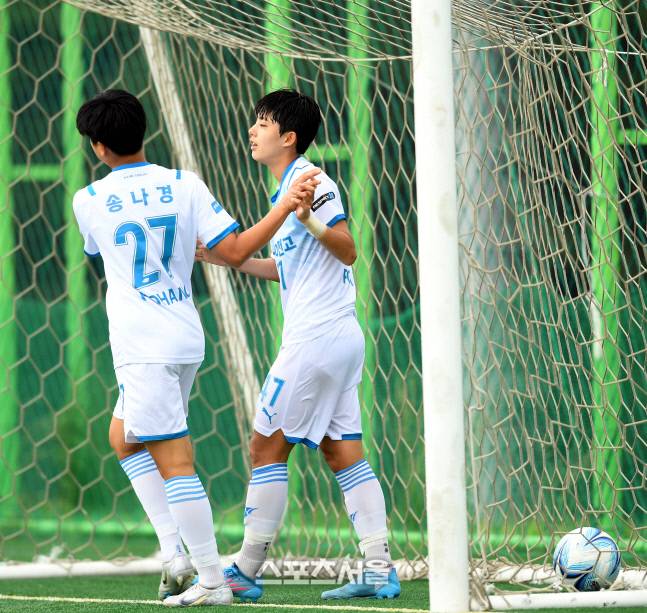 경북 포항여전고 전유경이 27일 삼척복합체육공원에서 열린 제30회 여왕기 전국여자축구대회 대구 동부고와 경기에서 골을 넣은 후 환호하고 있다. 2022. 6. 27.삼척 | 최승섭기자 thunder@sportsseoul.com