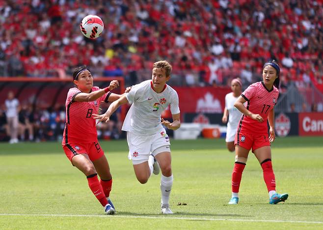 중원에서 한치 밀리지 않는 조소현 <저작권자(c) 연합뉴스, 무단 전재-재배포 금지>