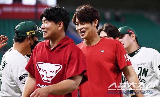 김원형 감독의 축하 받으며 힘들었던 하루를 미소로 마무리