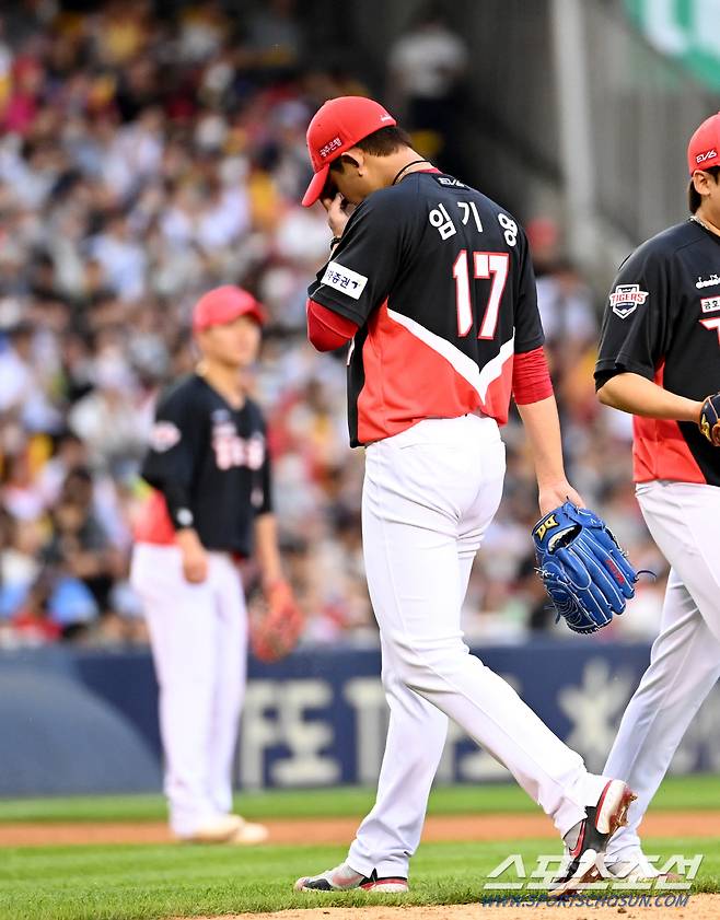 아쉬움 가득한 모습으로 얼굴을 만지며 마운드를 내려가는 임기영