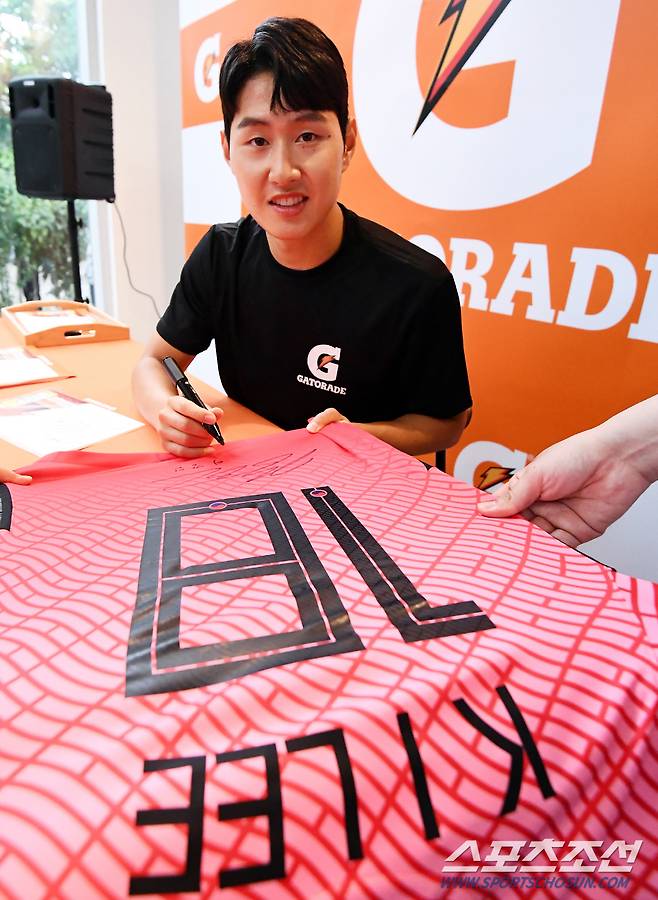 팬들을 감동시킨 친절한 강인씨