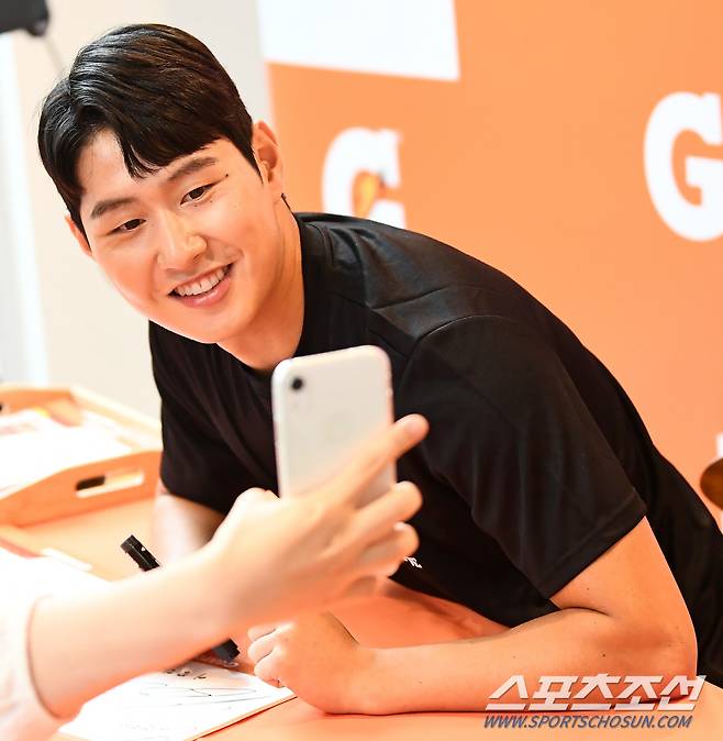 팬들에게 진심인 편 '미소는 덤'