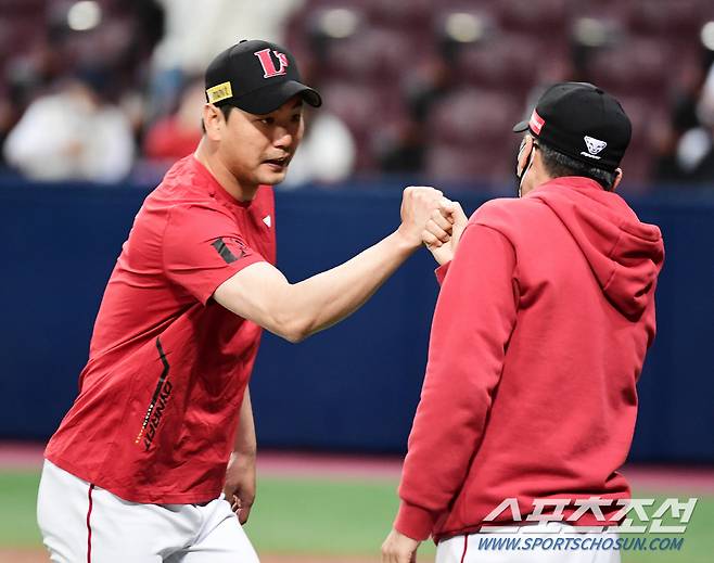 8일 서울 고척스카이돔에서 KBO리그 키움과 SSG의 경기가 열렸다. SSG가 키움에 승리하며 위닝시리즈를 달성했다. 경기 종료 후 승리의 기쁨을 나누고 있는 김광현. 고척=송정헌 기자songs@sportschosun.com/2022.05.08/