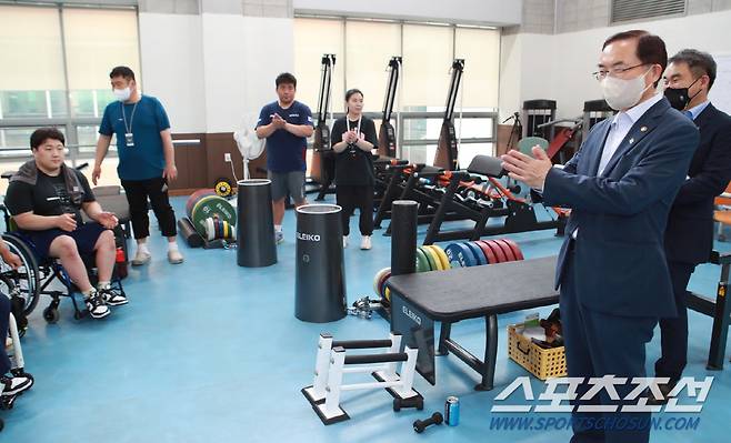 조용만 문화체육관광부 제2차관이 취임 후 처음으로 이천장애인국가대표선수촌을 찾았다. 평택세계장애인역도아시아오세아니아오픈선수권을 우수한 성적으로 마무리한 역도대표팀 선수들에게 박수를 보내고 있는 조용만 차관. 사진제공=대한장애인체육회