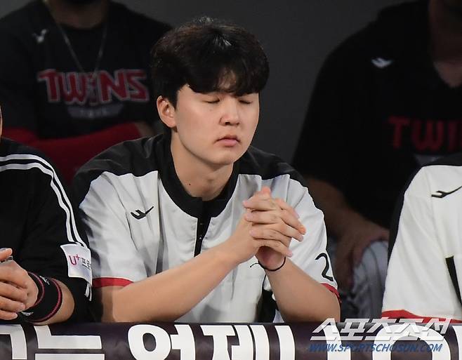 26일 수원 KT위즈파크에서 열린 LG 트윈스와 KT 위즈 경기. 이민호가 마무리 고우석을 간절하게 응원하고 있다. 수원=정재근 기자 cjg@sportschosun.com/2022.6.26/