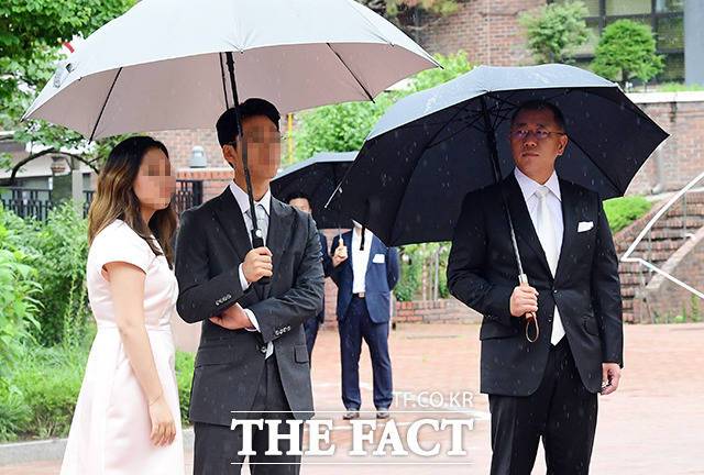 정 회장이 장남 정창철 씨와 차녀 정진아 씨를 바라보고 있다.