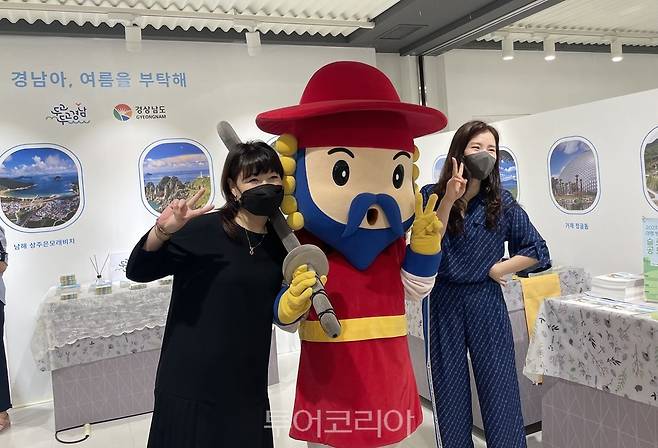 경남도가 롯데백화점 잠실점과 손잡고 27일부터 7월 3일까지 잠실점 본관 8층에서 수도권 여름휴가객 유치를 위한 '경남관광 여름휴가 홍보행사'를 개최한다.