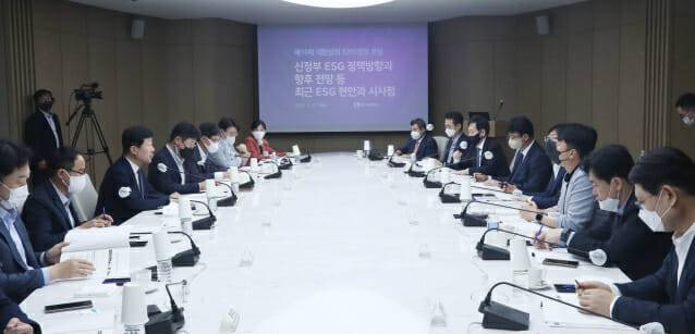 우태희 대한상의 상근부회장(왼쪽 세 번째)이 27일 '제10차 대한상의 ESG경영 포럼'에서 인사말을 하고 있다.