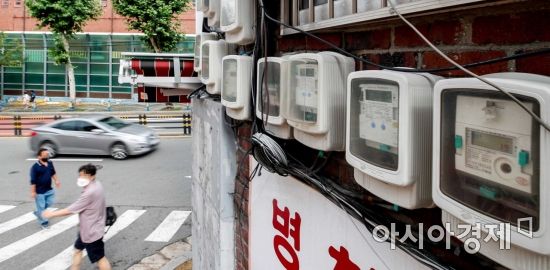 3분기 전기요금 연료비 조정단가 발표가 예정된 27일 서울 한 상가에 전기 계량기가 설치돼 있다./강진형 기자aymsdream@