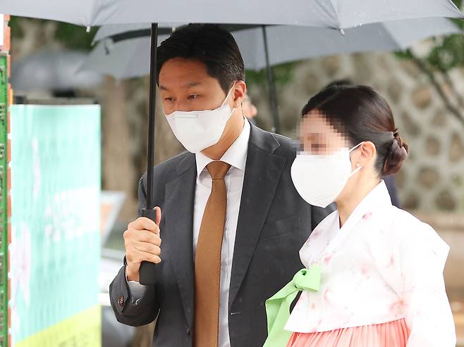 정기선 현대중공업그룹 사장 부부가 정의선 회장 장녀 진희씨 결혼식에 참석하고 있다./연합뉴스