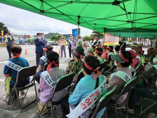 박정현 부여군수가 27일 집회가 열리고 있는 부여군청 앞에서 홍산 하수처리장 증설 관련해 오늘부터 공사를 중단한다고 입장을 밝히고 있다. 사진=대전일보