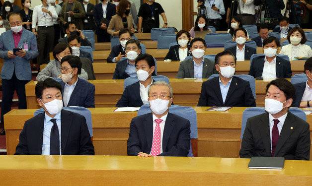 김종인 전 국민의힘 비상대책위원장이 27일 오전 서울 여의도 국회에서 열린 ‘대한민국 미래혁신포럼’에 참석해 있다. 왼쪽부터 장제원 의원, 김 전 비대위원장, 안철수 의원. 사진공동취재단