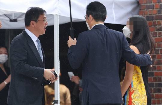 이재용 삼성전자 부회장이 27일 서울 중구 정동교회에서 열린 정의선 현대차그룹 회장 장녀 진희씨 결혼식에 참석해 최재원 SK 수석부회장과 인사를 나누며 자신의 딸을 소개하고 있다. <연합뉴스>