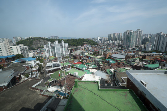 국토교통부는 지난 21일 제1차 부동산관계장관회의에서 발표된 '분양가 제도 운영 합리화 방안'의 후속조치로 '공동주택 분양가격의 산정 등에 관한 규칙' 개정안과 정비사업 등 필수 발생비용 산정기준' 제정안에 대한 입법, 행정예고를 한다고 27일 밝혔다. 2일 오후 신속통합기획 민간재개발 후보지로 선정된 서울 종로구 창신동 일대. <연합뉴스>