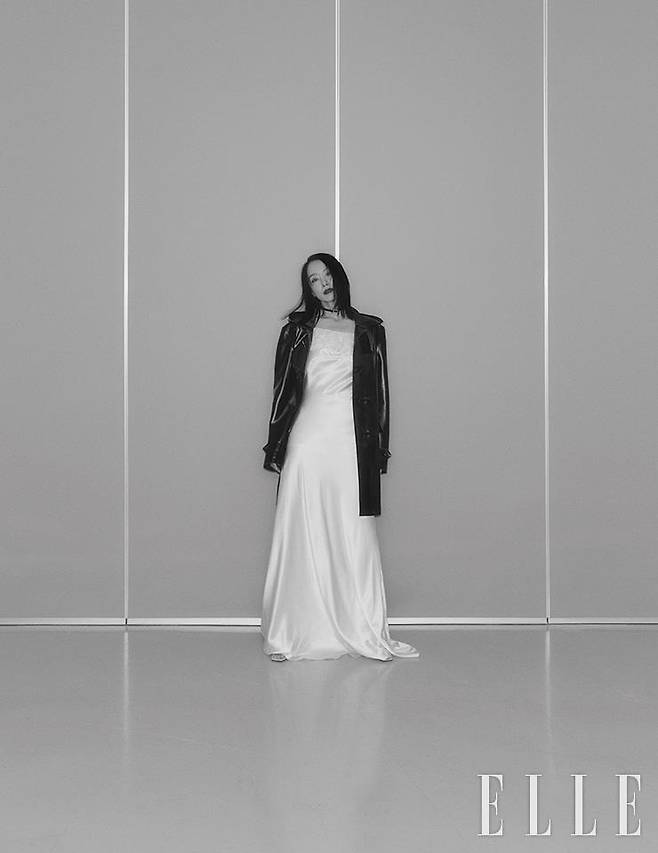레이스 디테일의 화이트 실크 드레스와 라텍스 소재의 더플 코트, 슈즈와 초커는 모두 Saint Laurent by Anthony Vaccarello.