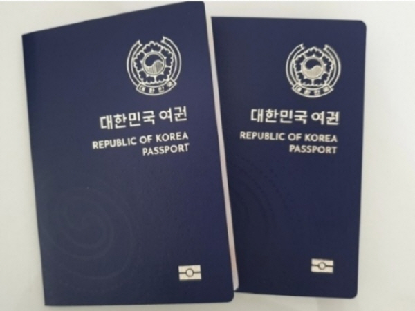 전자여권 형태로 발급되는 신여권엔 전자칩과 안테나가 내장되어 있다.