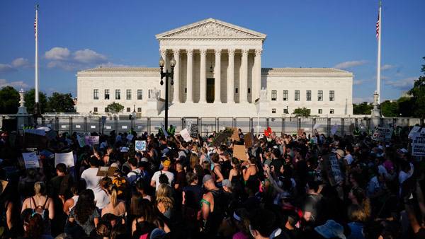 24일(현지시간) 낙태권을 폐지한 미국 연방대법원 앞에 모여든 군중 [자료사진: 연합뉴스 제공]
