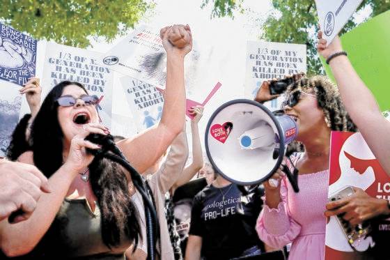 25일 미국 텍사스주 오스틴에서 낙태 반대론자들이 ‘내 세대의 3분의 1이 낙태로 살해됐다’며 팻말을 들고 시위하고 있다. [AFP=연합뉴스]