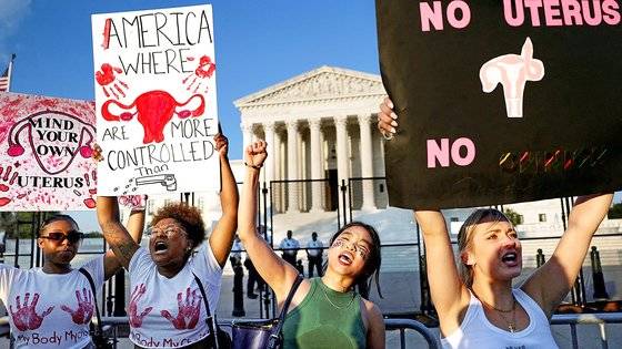 25일 찬성론자들이 워싱턴에서 ‘자궁이 총기보다 더 많이 통제된다’는 팻말을 들고 시위하고 있다. [로이터=연합뉴스]